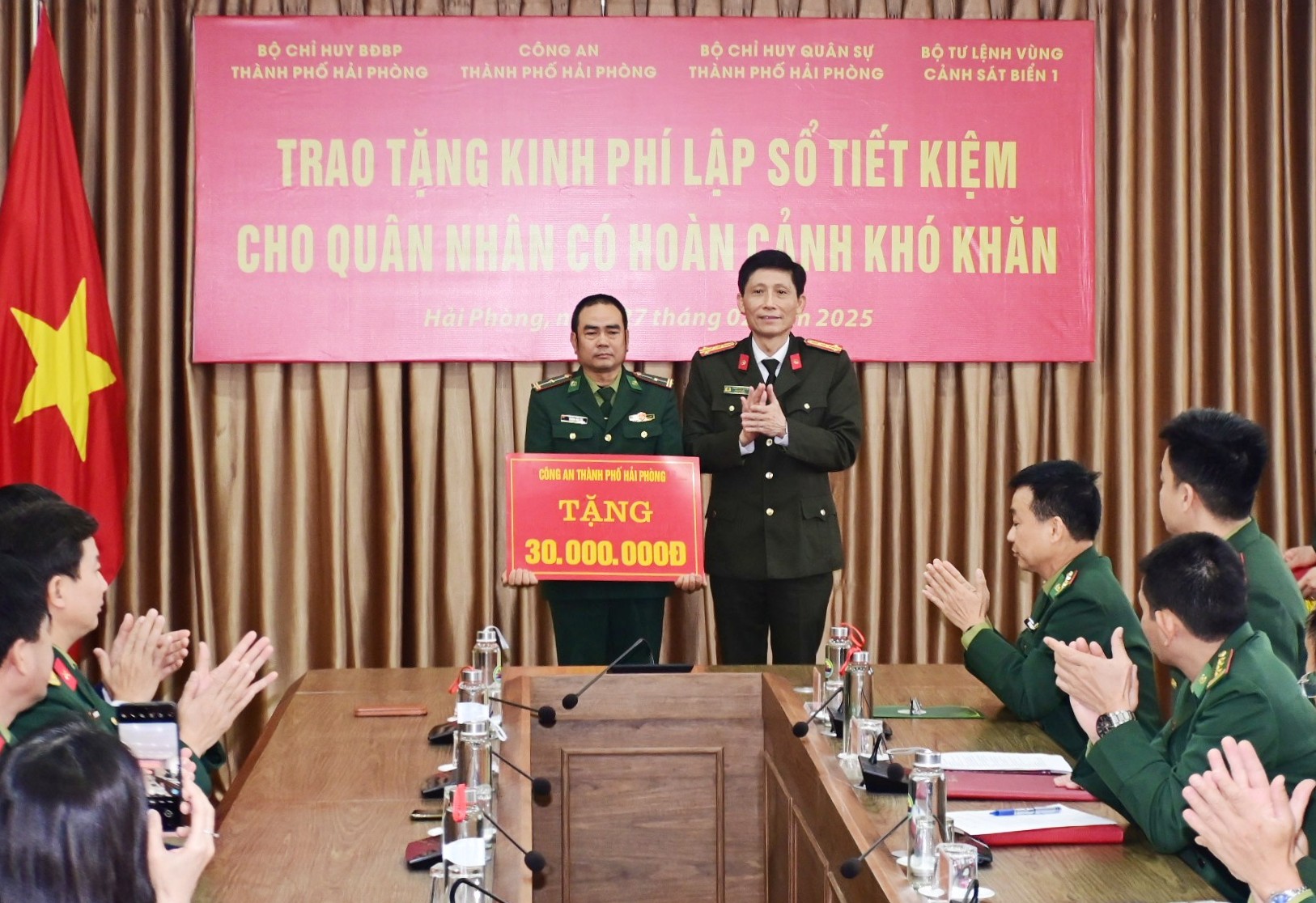 Phối hợp trao sổ tiết sổ tiết kiệm 130 triệu đồng tặng quân nhân có hoàn cảnh khó khăn